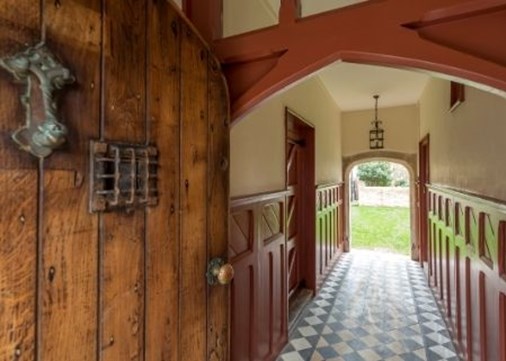 Leg.slide-St.Edwards.Presbytery-entrance-450x321