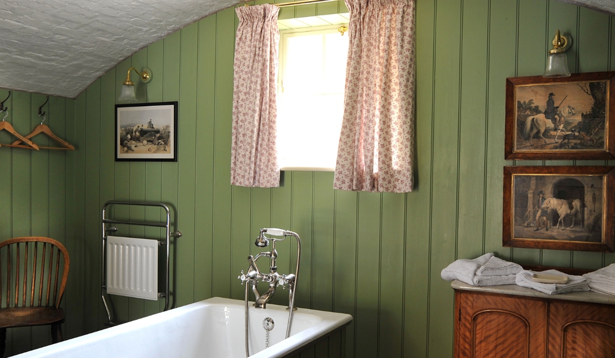 Queen Anne's Bathroom.jpg