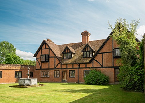 Shottesbrooke-exterior-walled-garden-and-fountain-450x321