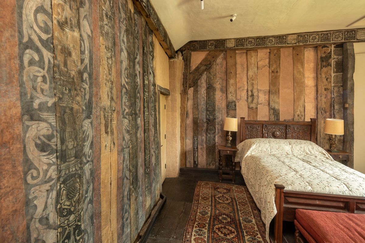 painted chamber with bed 1200x800