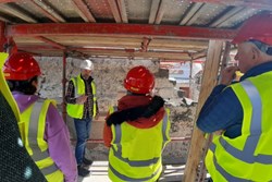 Scaffold tour group 600 x 400