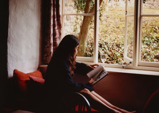 Reading woman 900x642