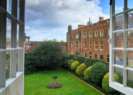 Hampton Court Palace 900x642
