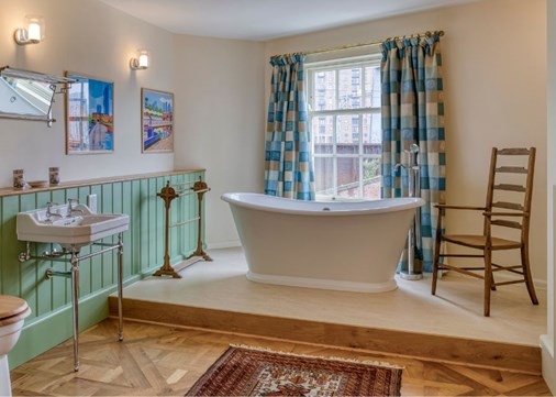Station Agent's Bathroom 900x642