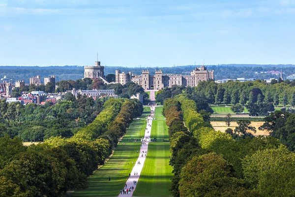 The Long Walk up to Windsor Castle
