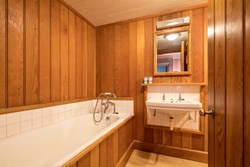 Abbey Gatehouse int bathroom 1200x800