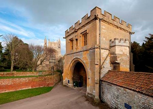Abbeygatehouse-exterior-main-450x321