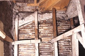 ancienthouse-interior-damagedwall-600x400