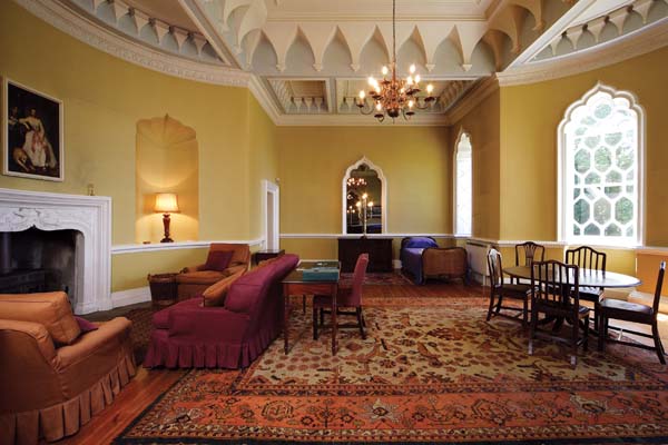 banquetinghouse-interior-livingroom-600x400.jpg