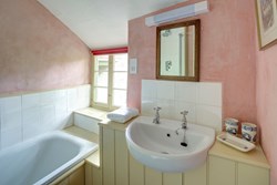 Bridge Cottage bathroom 1200x800