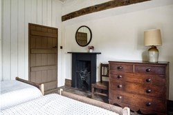 Bromfield Priory Gatehouse int twin room 1200x800