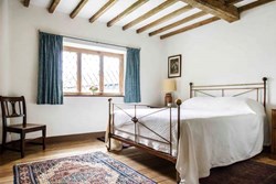 BromfieldPrioryGatehouse-Interior-doubleBedroom-600x400