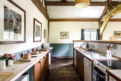 BromfieldPrioryGatehouse-Interior-Kitchen-600x400