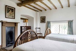 BromfieldPrioryGatehouse-Interior-twinBedroom-600x400