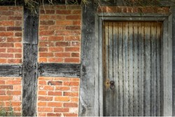 Bush Cottage ext door 1200x800