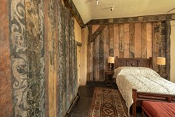 COH-int-painted-chamber-bed