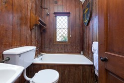 Castle Bungalow int bathroom 1200x800