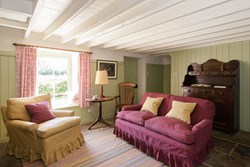 CausewayHouse-interior-sittingroom-windowandbackwall-600x400