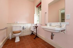 Cavendish Hall accessible bathroom 600x400