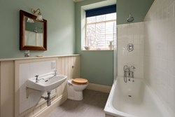 Cavendish Hall bathroom 600x400
