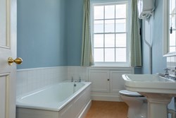 Cawsey House bathroom1200x800
