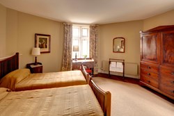 ChinaTower-interior-twinbedroom-sideview-600x400