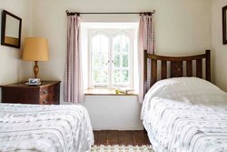 ChurchCottage-interior-guestbedroom-600x400