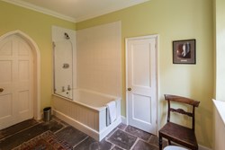 Clytha Castle bathroom 1 1200 x 800