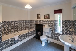Clytha Castle bathroom 2 1200x800