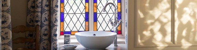 Cobham bathroom hero 1600x410