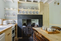 Coed y Bleiddiau int kitchen1200x800
