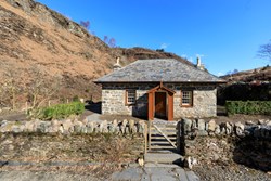 CoedyBleiddiau-exterior-frontgate-600x400
