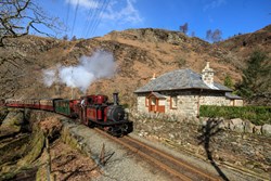 CoedyBleiddiau-exterior-train-600x400