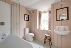 CoedyBleiddiau-interior-bathroom-600x400