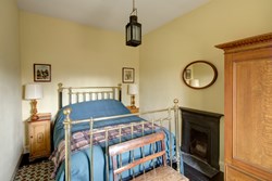 CoedyBleiddiau-interior-doublebedroom-600x400