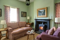 CoedyBleiddiau-interior-sittingroom-window-600x400