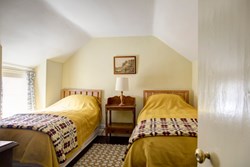 CoedyBleiddiau-interior-twinbedroom-600x400