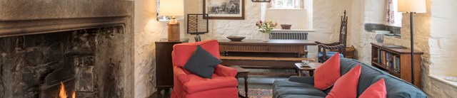 college-interior-sittingroom-1600x345