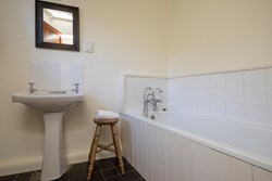 Carpenters Shop bathroom 1200x800