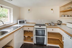 Coombe-chapel-cottage-interior-kitchen-600x400