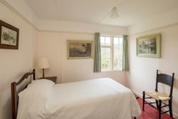 coombecorner-interior-bedroom-600x400-min
