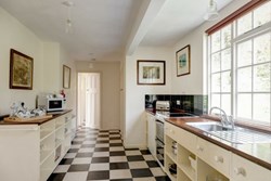 coombecorner-interior-kitchen-600x400-min