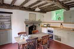 2hawkers-interior-kitchen-600x400