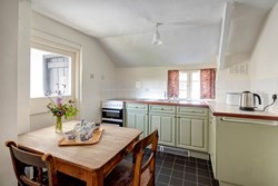 2millhouse-interior-kitchendoor600x400