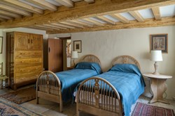 DunshayManor-interior-downstairstwinbedroom-600x400