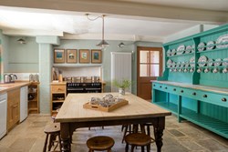 DunshayManor-interior-kitchen-600x400