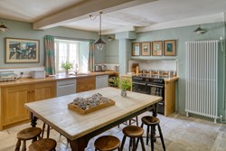 DunshayManor-interior-kitchen2-600x400