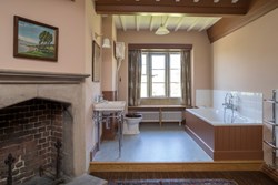 DunshayManor-interior-mainbathroom-600x400