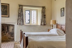 East Banqueting House twin bedroom 1200x800