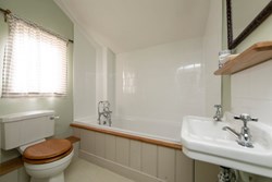 Elton House bathroom 1200x800